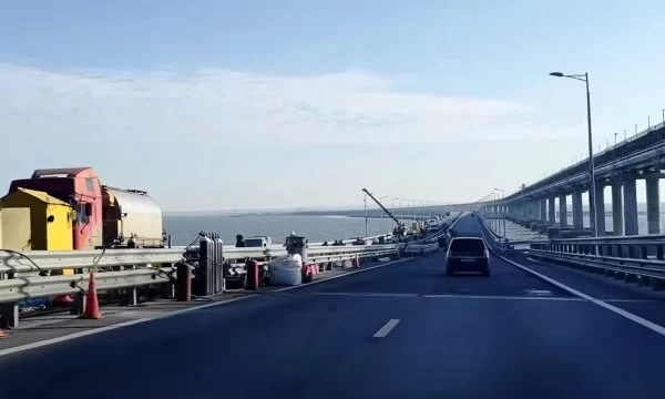 На правой стороне автодорожной части Крымского моста заменили четыре пролета