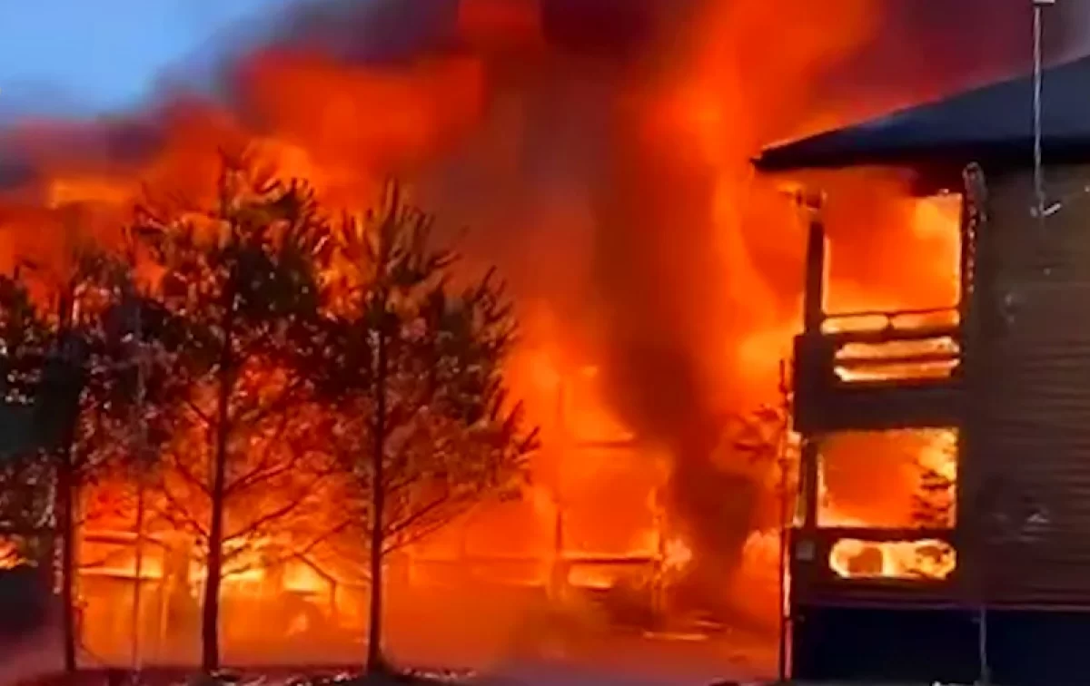 В Апшеронском районе загорелась турбаза «Водолей»