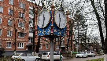 Часы с варениками в поселке Белозерном