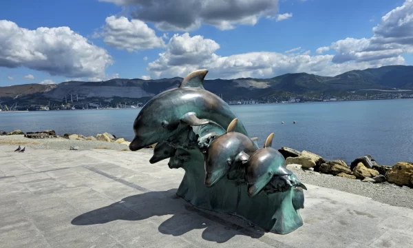Скульптура «Дельфины на волне»