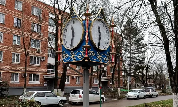 Часы с варениками в поселке Белозерном