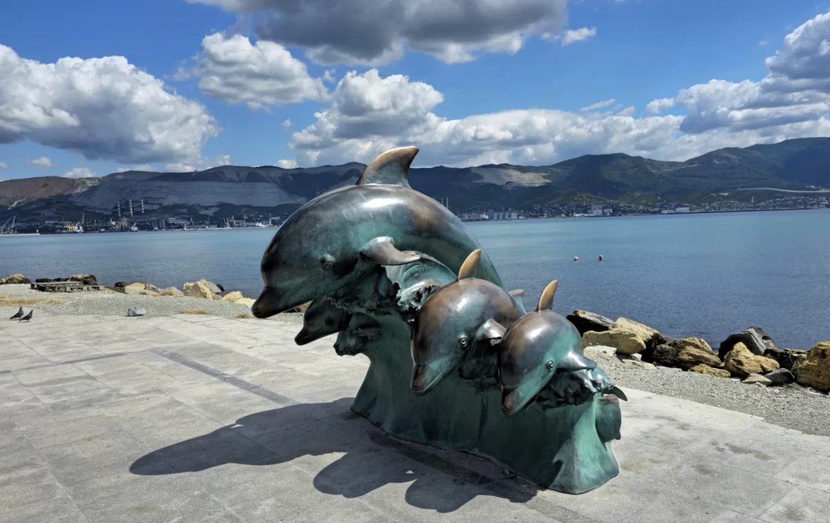 Скульптура «Дельфины на волне»